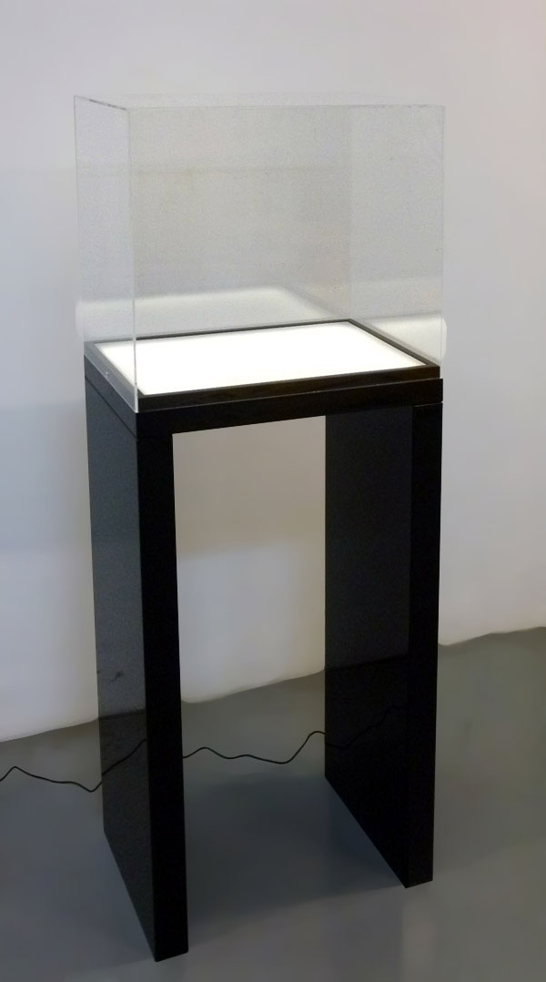 totem per negozio con illuminazione